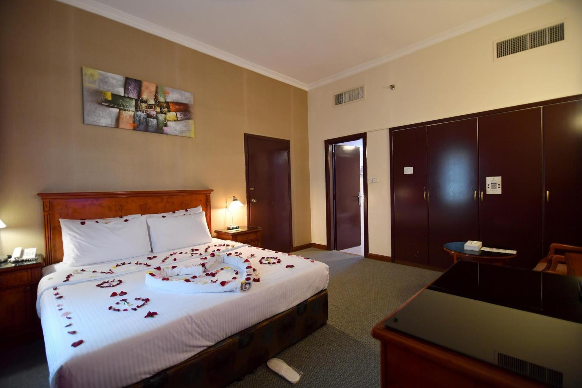 Nejoum Al Emarat Hotel Sharjah Bagian luar foto